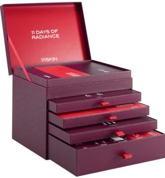 El interior de la caja del Calendario de adviento 111Skin 2025 "11 Days of Radiance"