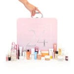 Una mano coge del asa del maletín del Calendario Revolve 2024