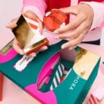 Una mujer abre uno de los obsequios del Calendario de adviento Sephora Collection 2025