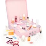 La caja abierta y los productos incluidos en el Calendario de Adviento Revolve 2024