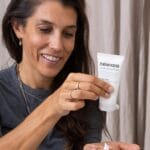 Una mujer prueba uno de los productos del Calendario de Adviento VeganBox 2024