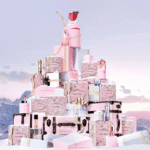 Cajas de regalo de Lancome amontonadas formando una pirámide