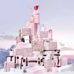 Cajas de regalo de Lancome amontonadas formando una pirámide