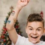 Un niño con calcomanías del Calendario de Adviento Stumble Guys 2024