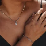 Una mujer posa con joyas Purelei inspiradas en el elemento fuego