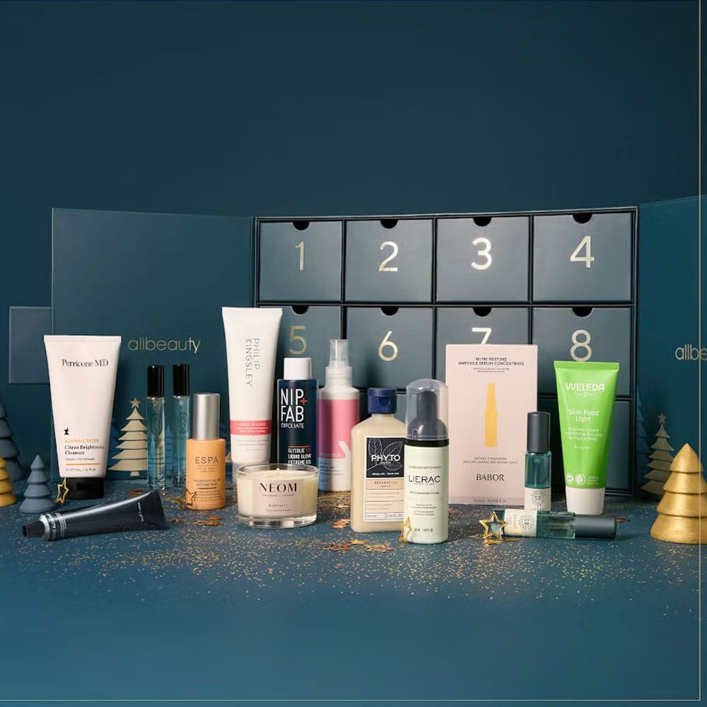La caja y los productos del Calendario de adviento Allbeauty 2025