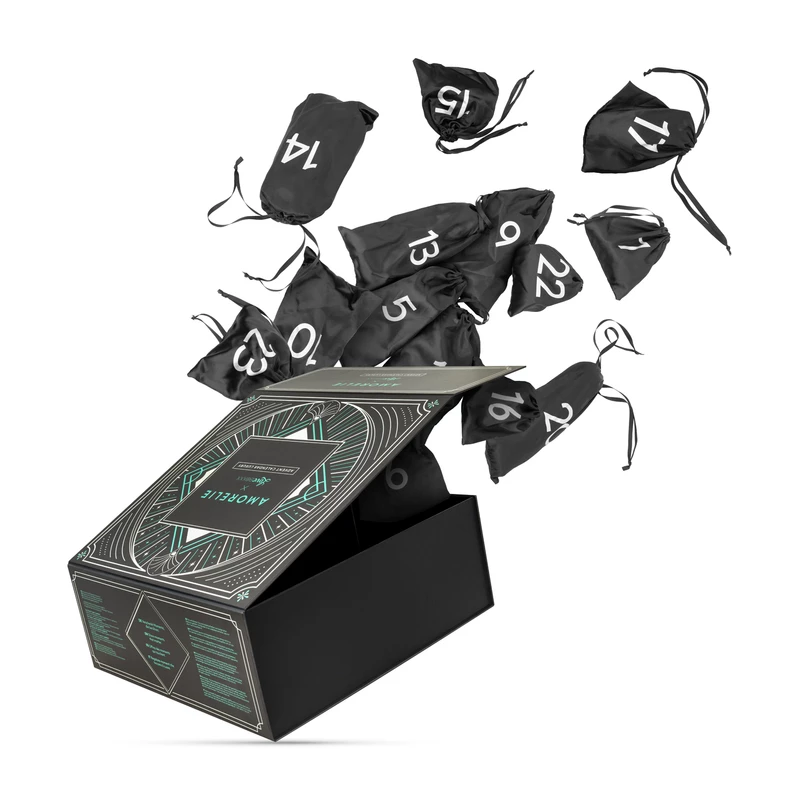 La caja del Calendario de adviento Amorelie x Loveboxxx 2025 Luxury con las bolsitas individuales de terciopelo