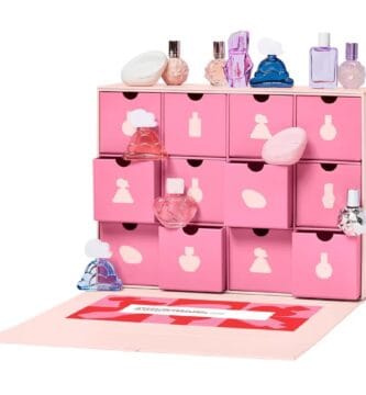 Calendario de Adviento Ariana Grande 2024 2 El interior del Calendario de Adviento Ariana Grande 2024, con los 12 frascos de perfumes que incluye