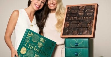 Una joven y una mujer madura posan con las cajas de los tres calendarios de adviento Asambeauty 2025