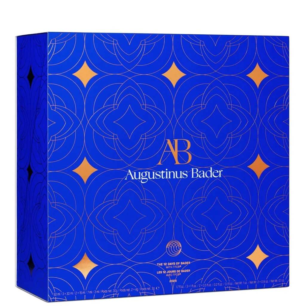 La caja azul y dorada del Calendario de adviento Augustinus Bader 2025