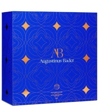 La caja azul y dorada del Calendario de adviento Augustinus Bader 2025
