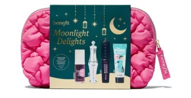 La bolsa rosa en la que se presenta el set de Benefit Moonlig Delights