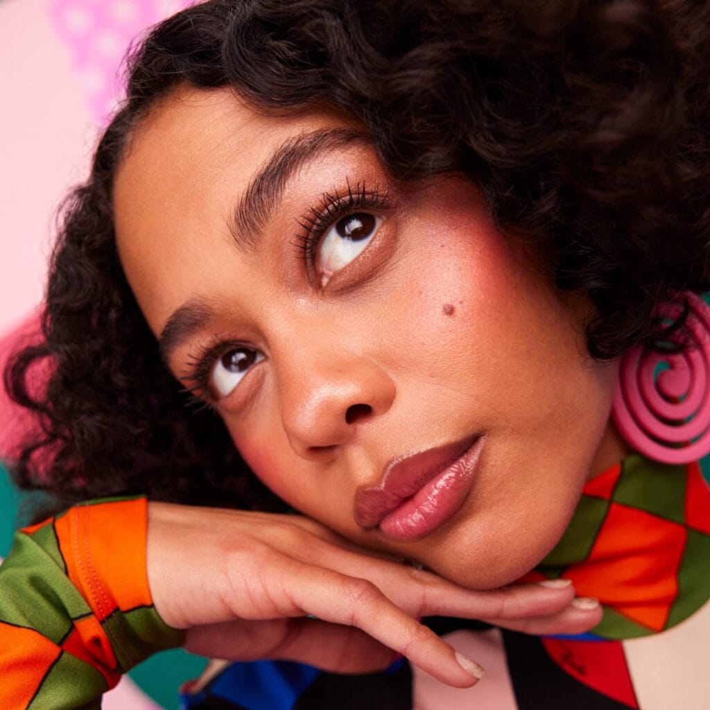 Una modelo posa maquillada con productos de Benefit