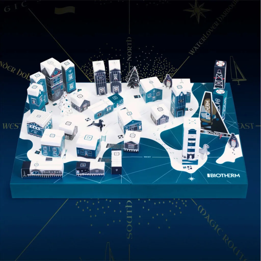 El interior del Calendario de Adviento Biotherm 2024, con un poblado costero en 3D