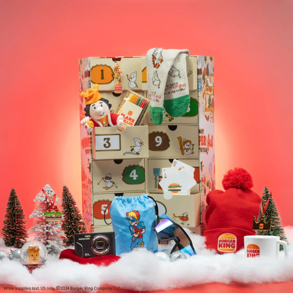 La caja del El calendario de adviento Burger King con algunos de sus regalos