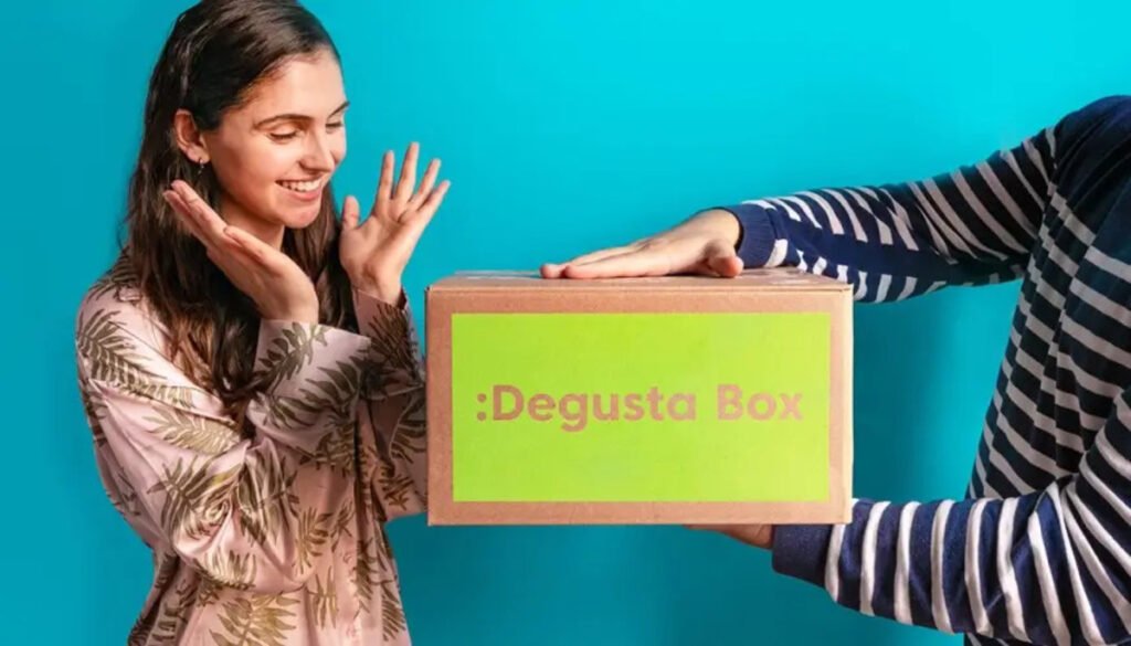 Una joven recibe una caja de suscripción mensual de Degusta Box