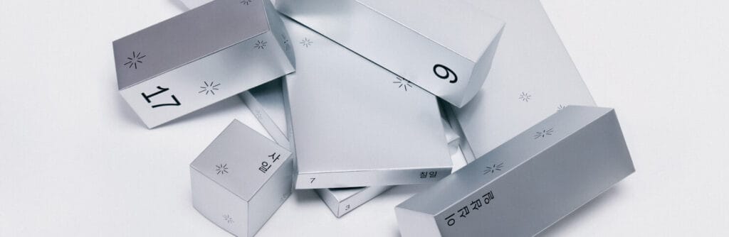 Las cajitas individuales plateadas en las que se presentan los productos del calendario de adviento de MiiN Cosmetics 2025