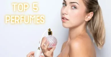 Los mejores Calendarios de Adviento 2024 de perfumes 5 UNA JOVEN CON LA LEYENDA "TOP 5 PERFUMES" Y UN FRASCO EN LAS MANOS