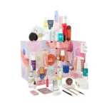 La caja y los productos del Calendario de Adviento Cult Beauty 2024