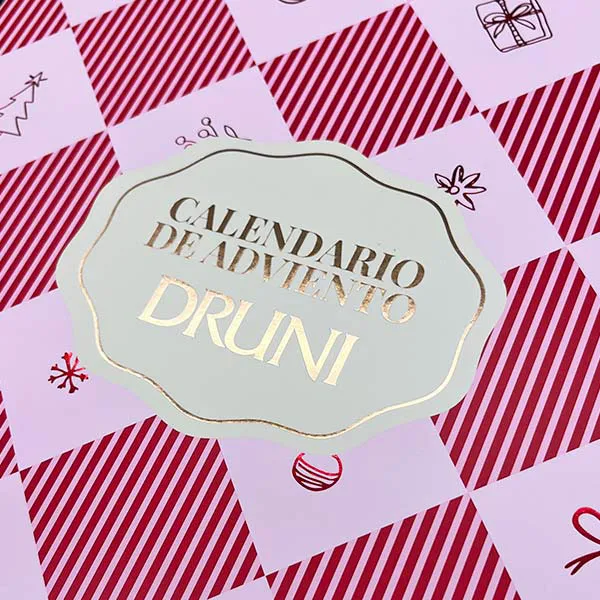 Detalle frontal de la caja del Calendario de adviento Druni 2025 Detalle frontal de la caja del Calendario de adviento Druni 2025