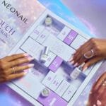 Dos mujeres cogen una cajita numerada del Calendario de adviento Neonail 2026