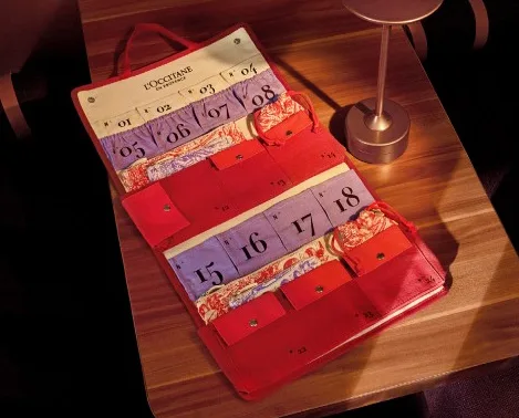 El maletín de tela roja desplegable del Calendario Adviento L'Occitane reutilizable 2024