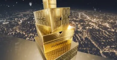 La primera imagen promocional del Calendario de Adviento MAC Cosmetics 2024, donde se observa que la caja es dorada