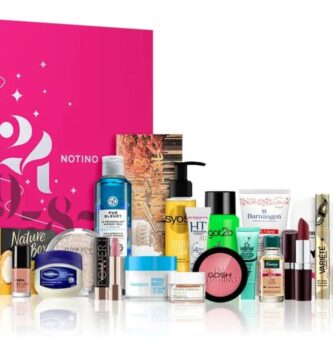 Los productos del Calendario de Adviento Notino Beauty 2024, expuestos frente a la caja