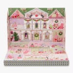 La caja abierta del Calendario de Adviento Cath Kidston 2024, que reproduce una casa de muñecas