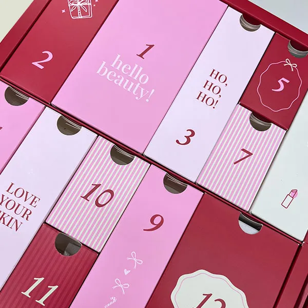 Detalle frontal de la caja del Calendario de adviento Druni 2025 El interior de la caja del Calendario de adviento Druni 2025