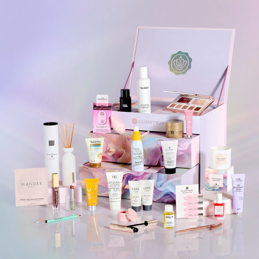 La caja y los productos del Calendario de Adviento Glossybox 2025
