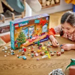 Una niña jugando con las piezas del Calendario de Adviento Lego Friends 2024