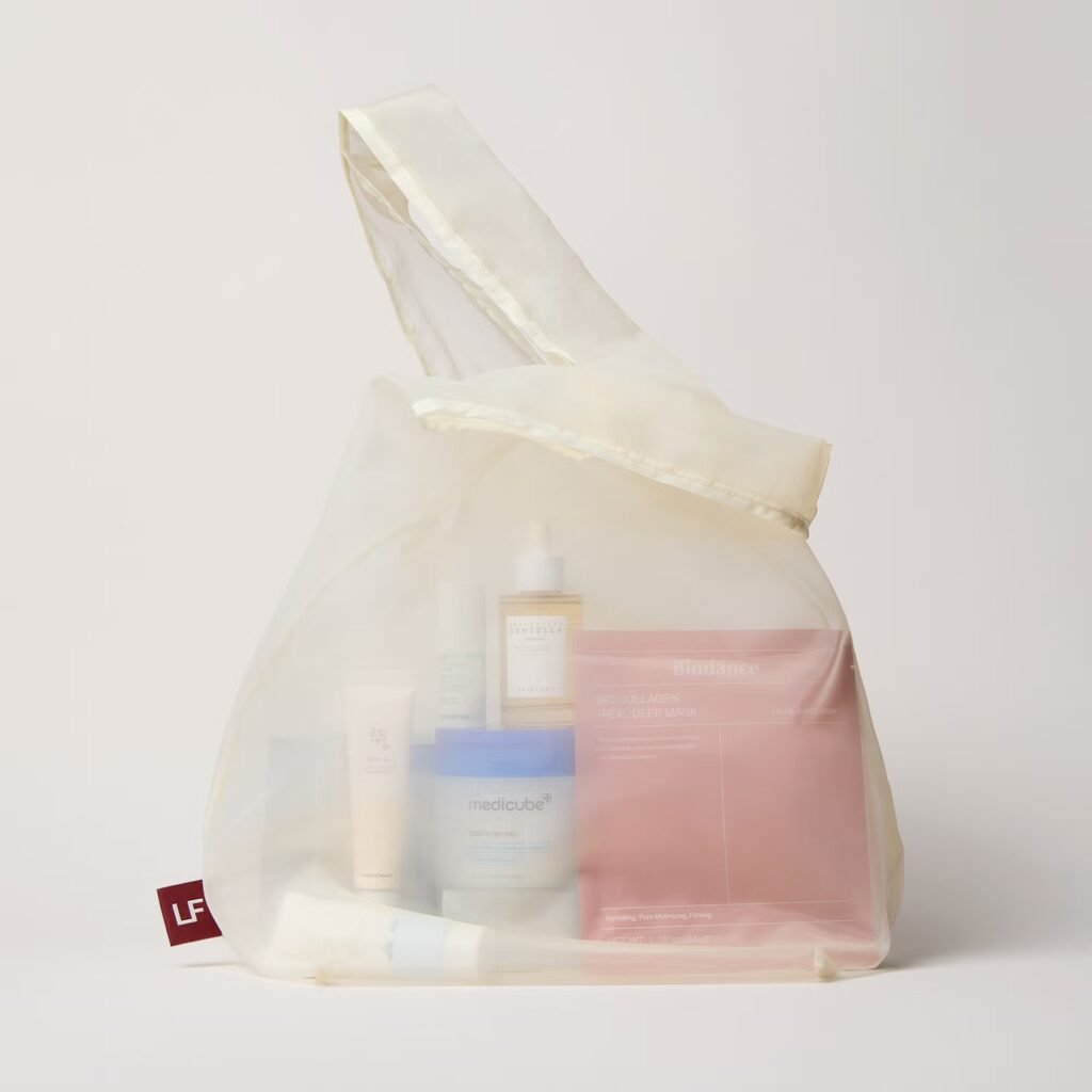La bolsa y los productos del Calendario de adviento Lookfantastic 12 días de K-Beauty 2026