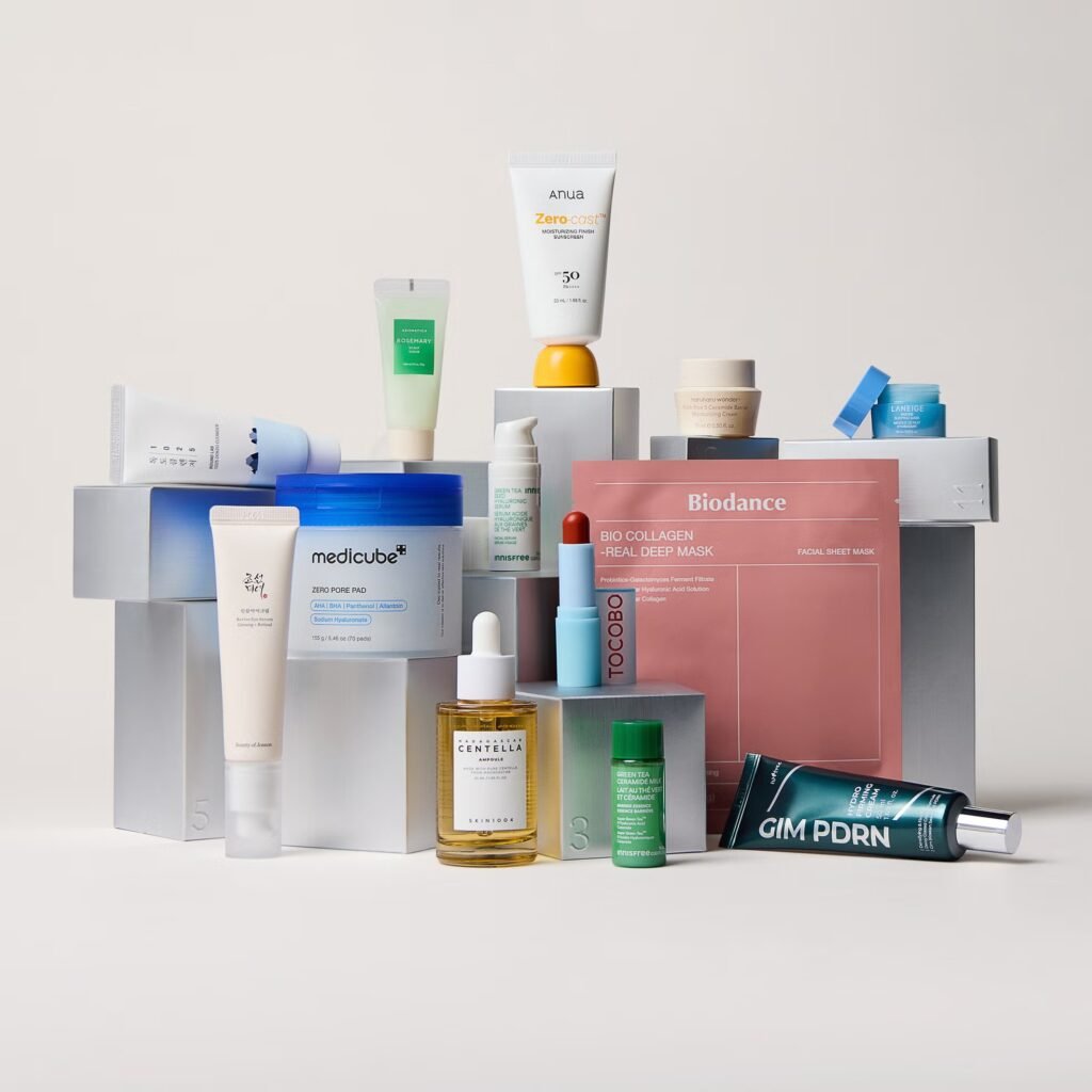 La bolsa y los productos del Calendario de adviento Lookfantastic 12 días de K-Beauty 2026
