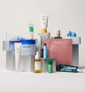 La bolsa y los productos del Calendario de adviento Lookfantastic 12 días de K-Beauty 2026