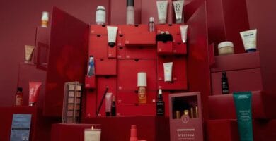 La caja y los productos del Calendario de adviento Lookfantastic 2025 de Belleza
