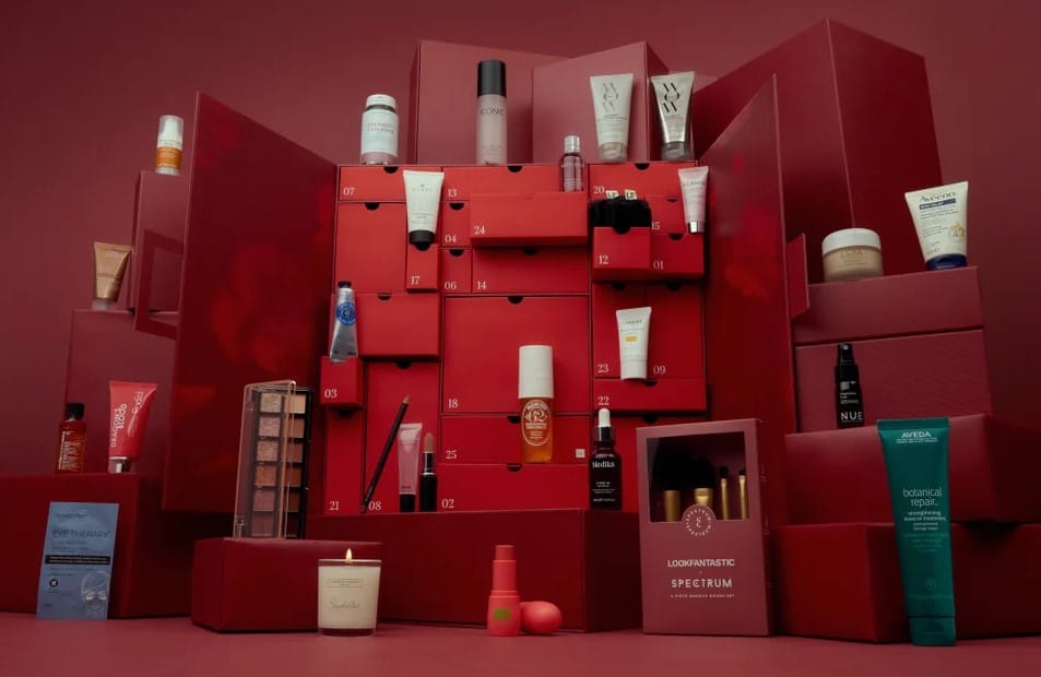 La caja y los productos del Calendario de adviento Lookfantastic 2025 de Belleza