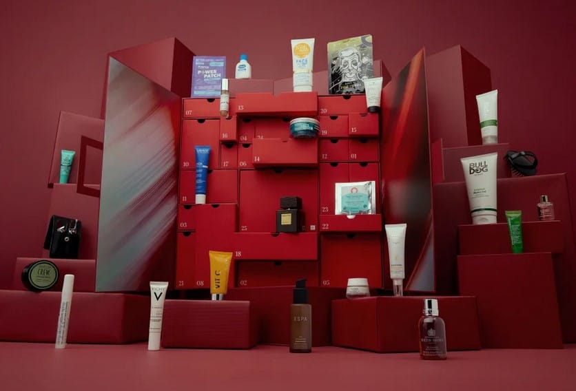 La caja y los productos del Calendario de adviento Lookfantastic 2025 para hombres