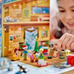 Una niña jugando con las piezas del Calendario de Adviento Lego Friends 2024