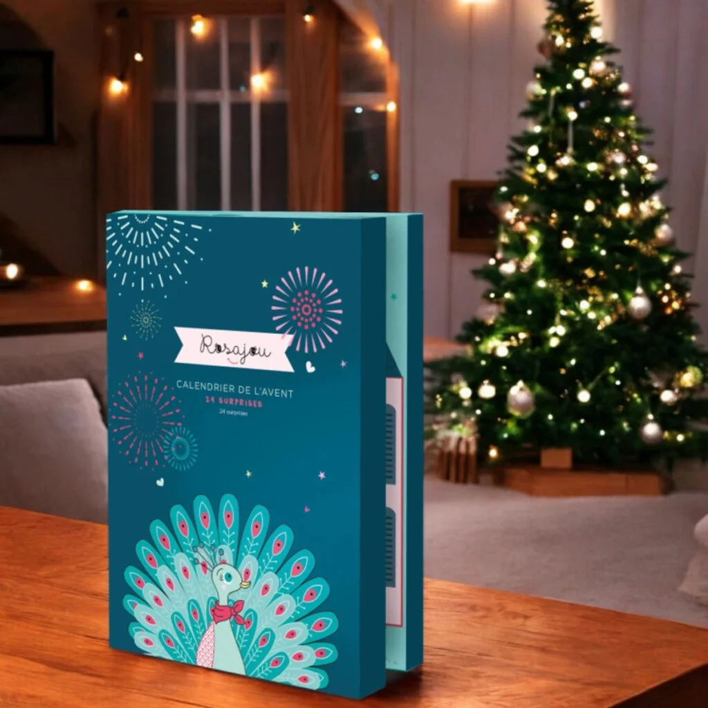 El Calendario de Adviento Rosajou 2024 con un árbol navideño al fondo El Calendario de Adviento Rosajou 2024 con un árbol navideño al fondo