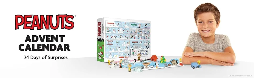 Un niño posa junta al Calendario de Adviento Snoopy 2024