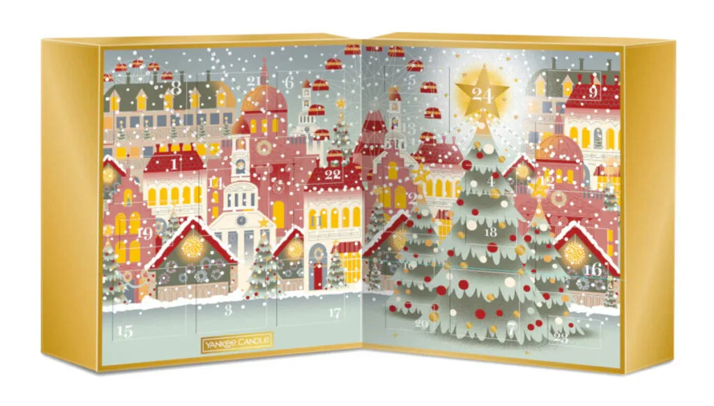 La caja en forma de libro del Calendario de Adviento Yankee Candle 2024, abierta