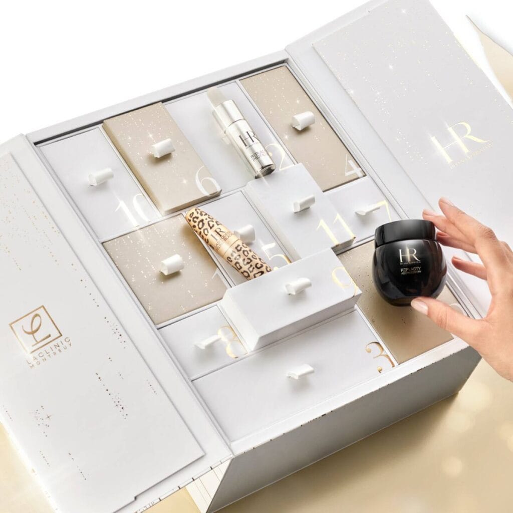 La caja abierta y tres productos del Calendario de adviento Helena Rubinstein 2025