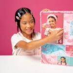 Una niña abre una casilla del Calendario de adviento Nice Beauty Routine 2026