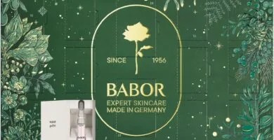 La caja del Calendario de adviento Babor 2025 con una ventana abierta mostrando una de sus ampollas