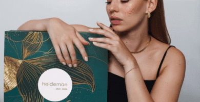 Una modelo posa con el Calendario de adviento Heideman 2025