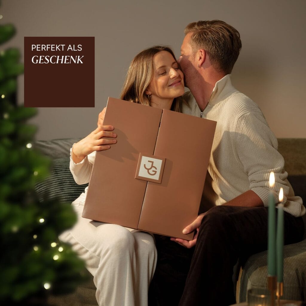 Un hombre regala a una mujer el Calendario de adviento Junglück 2025 Premium