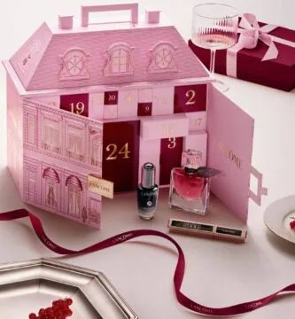 La caja con forma de palacio del Calendario de adviento Lancôme 2026 y algunos de los productos que incluye