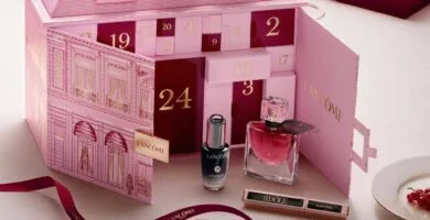 Calendario de adviento Lancôme 2026: contenido completo 4 La caja con forma de palacio del Calendario de adviento Lancôme 2026 y algunos de los productos que incluye