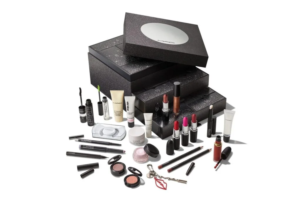 La caja y los productos del Calendario de adviento MAC Cosmetics 2026